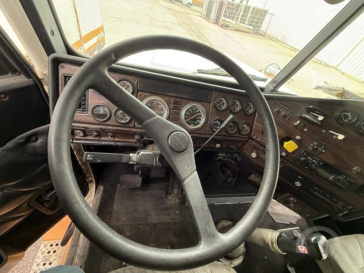 1988-freightliner-flc120-image-24