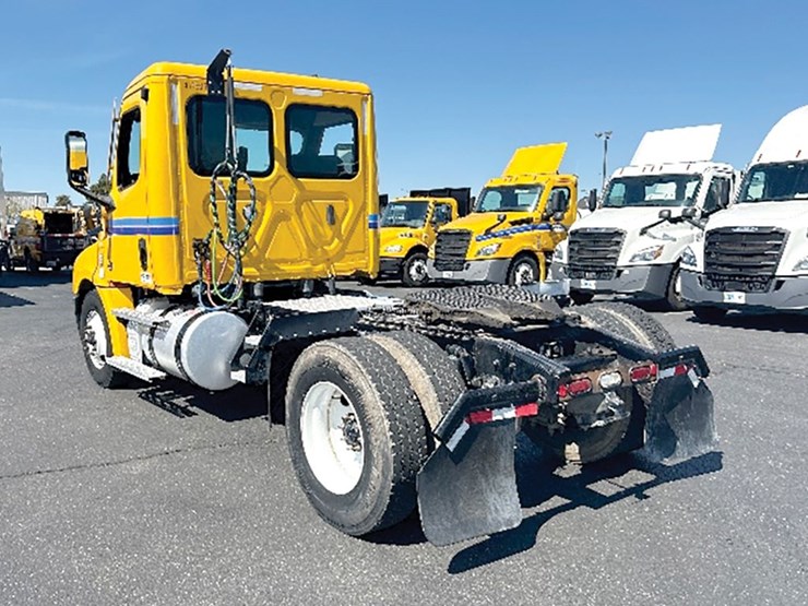 2022-freightliner-cascadia-126-image-2