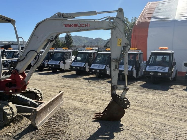 2016-takeuchi-tb240-image-6