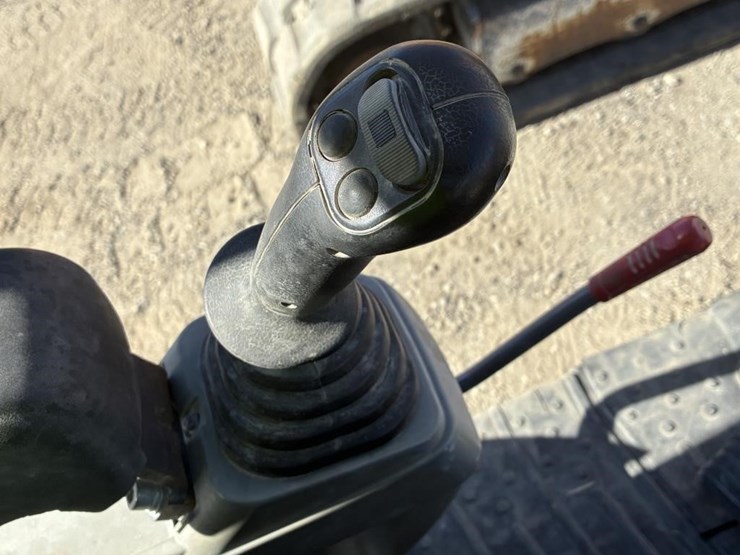 2016-takeuchi-tb240-image-21