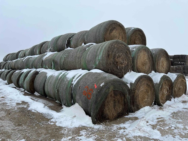 2024-john-deere-561m-image-4