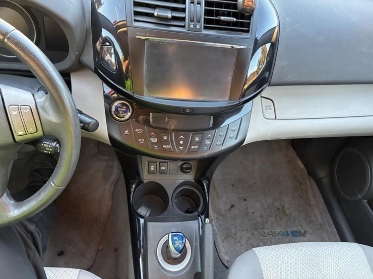 2014-toyota-rav4-image-15