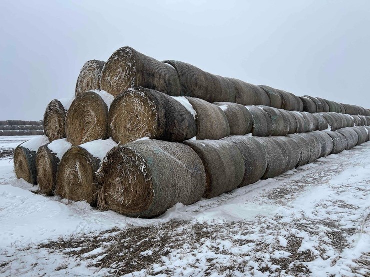 2025-john-deere-561m-image-1