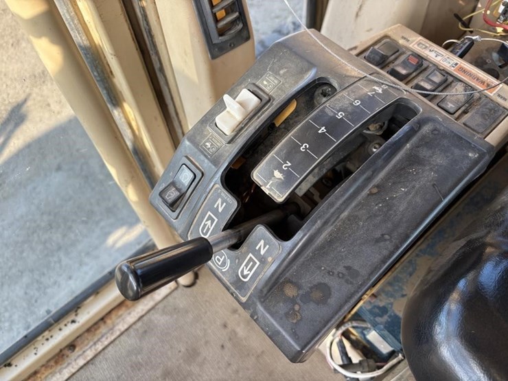 2005-caterpillar-143h-image-44