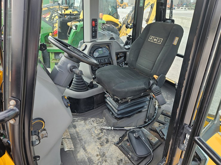 2018-jcb-3cx-compact-image-9