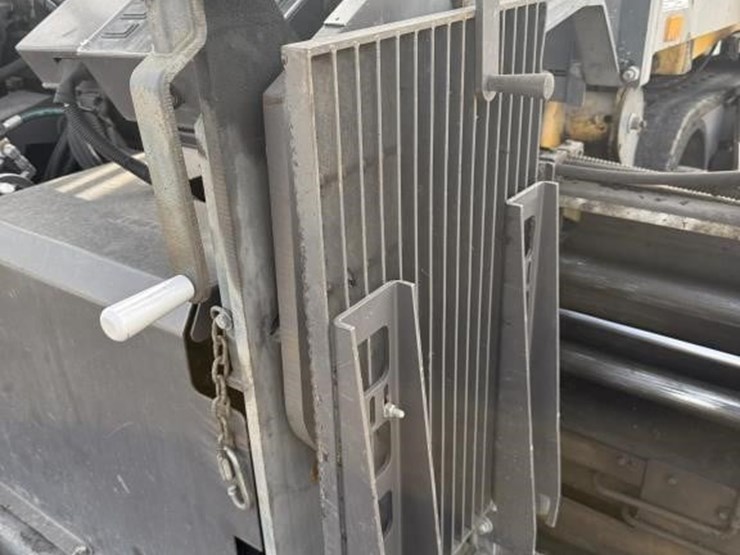 2016-volvo-blaw-knox-pf-4410b-asphalt-paver-image-37