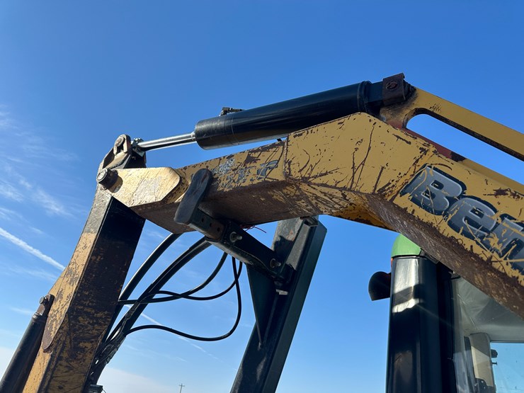 2014-john-deere-6105m-image-37