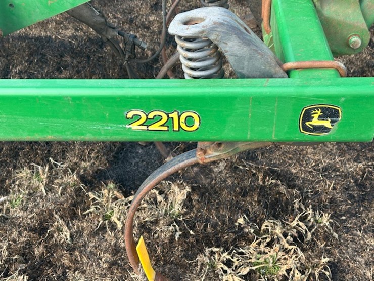 john-deere-2210-image-5