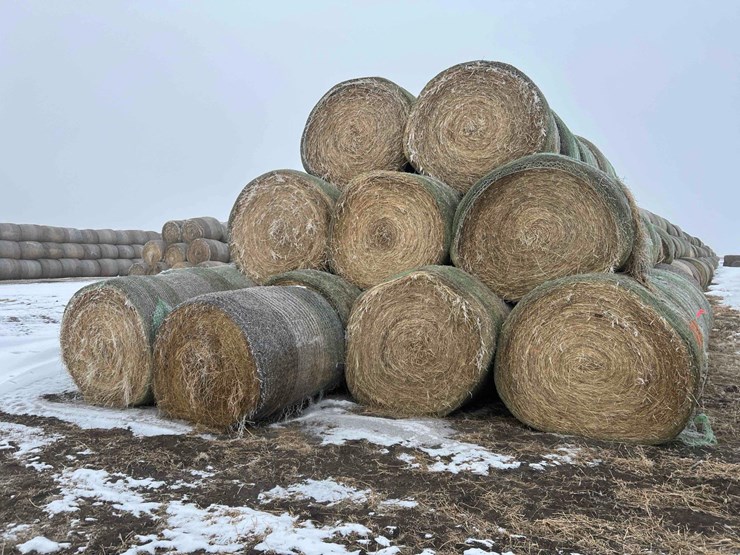 2025-john-deere-561m-image-13