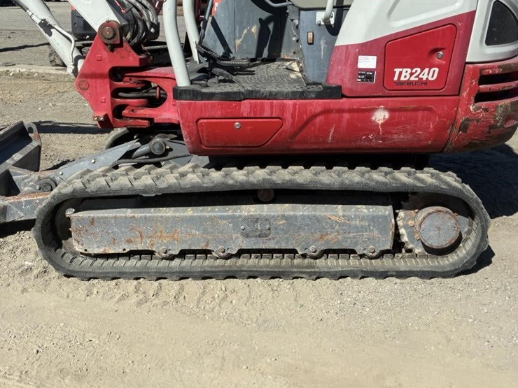 2016-takeuchi-tb240-image-17