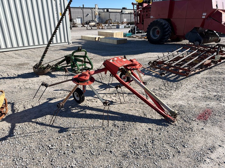 #210492-•-gehl-gt-310-tedder-image-1