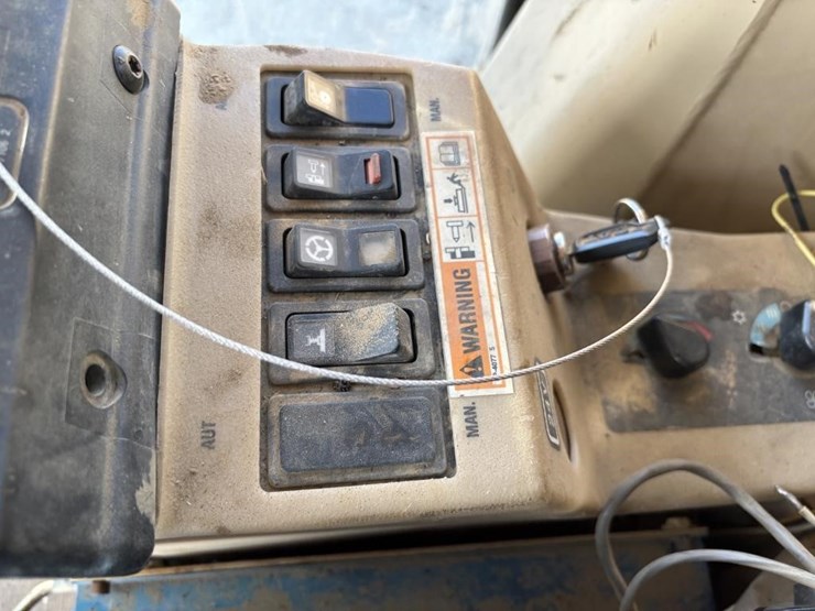 2005-caterpillar-143h-image-45