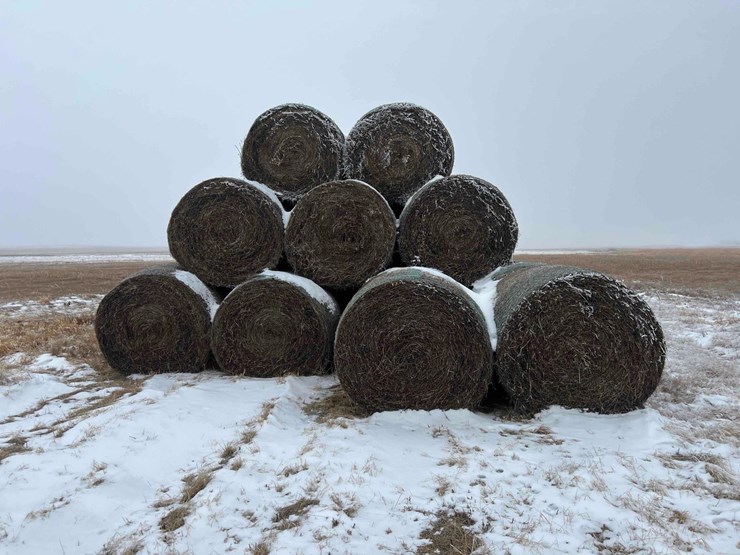 2025-john-deere-561m-image-2