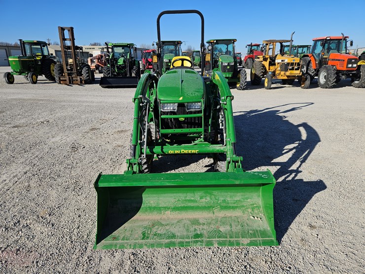 2023-john-deere-3033r-image-2