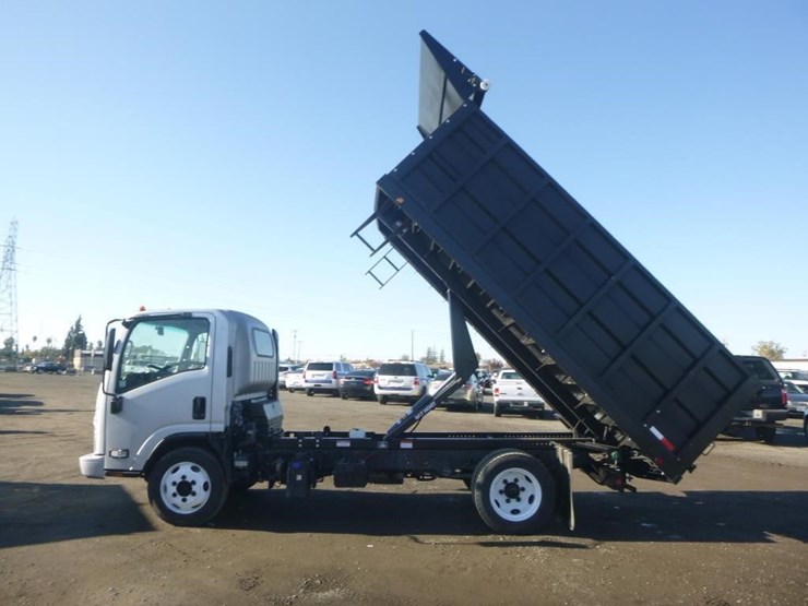 2018-isuzu-nqr-image-10