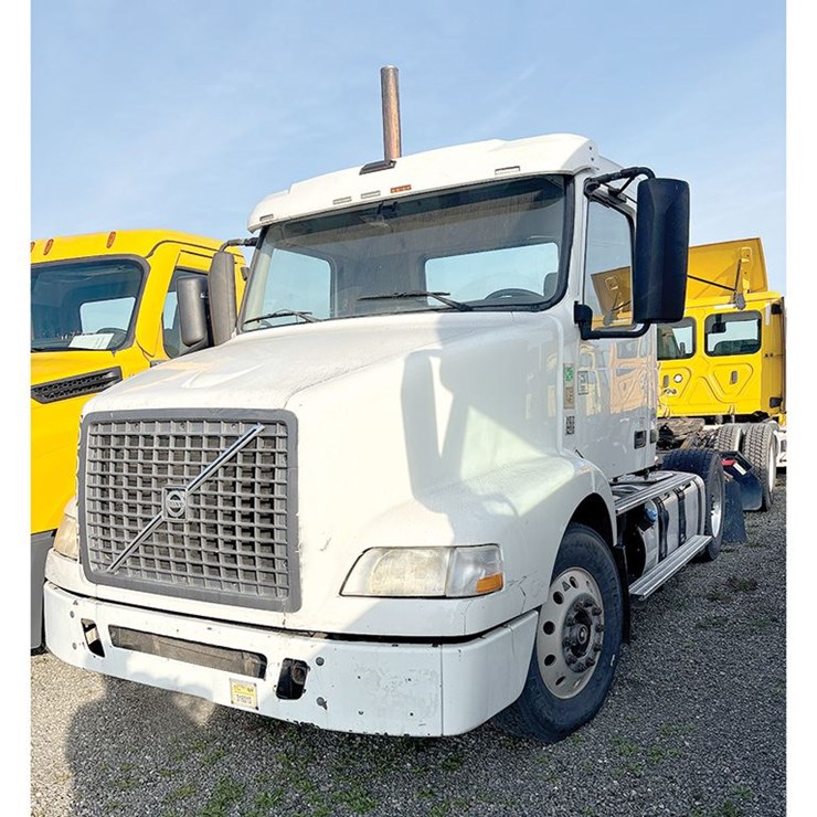 2012 VOLVO VNM 200