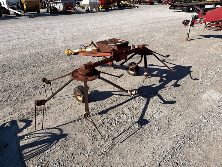 #210491-•-gehl-gt-310-tedder-image-3