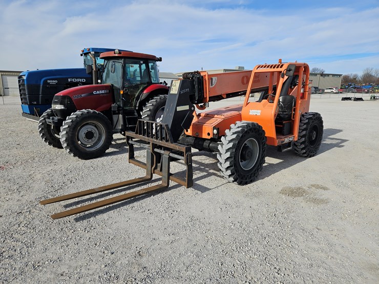 2017-jlg-8042-image-1