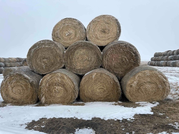 2025-john-deere-561m-image-3