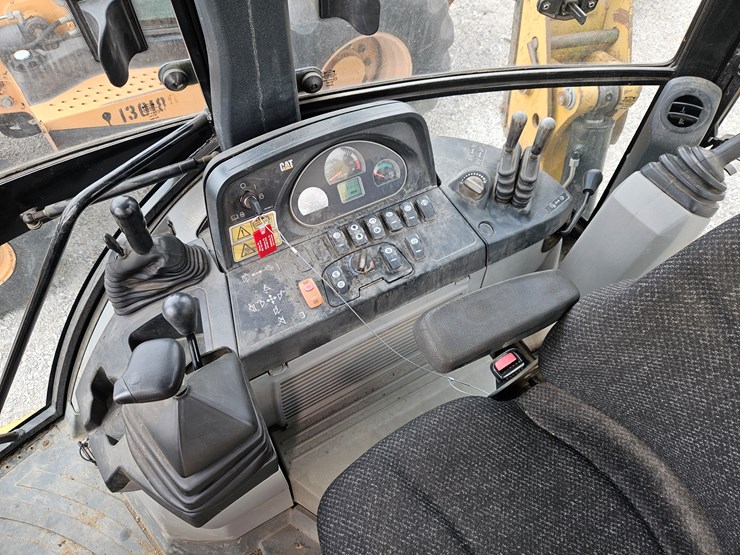 2015-caterpillar-420f-image-13