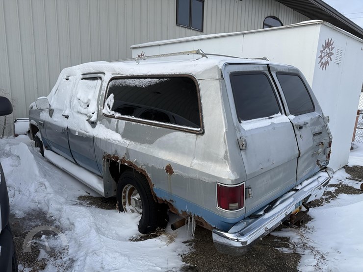 1983-chevrolet-suburban-image-3