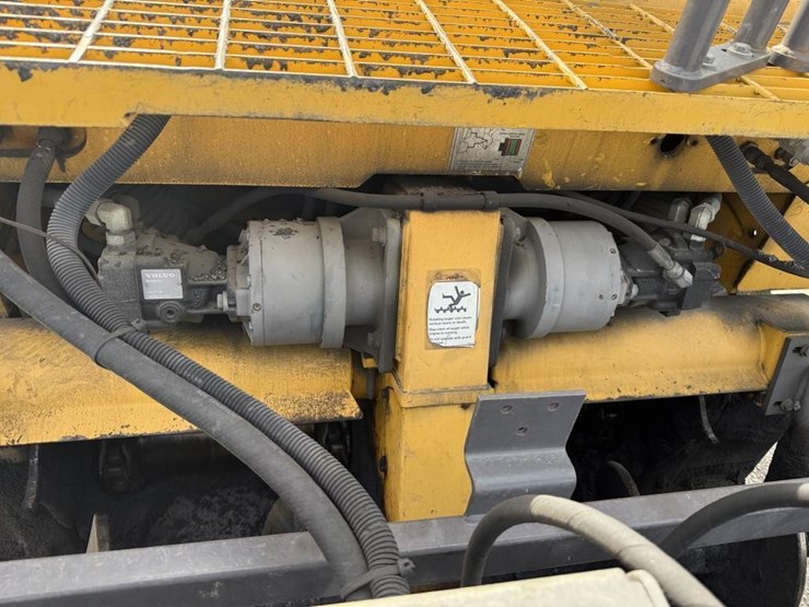 2016-volvo-blaw-knox-pf-4410b-asphalt-paver-image-42