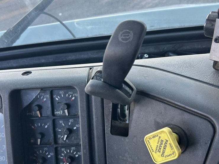 1999-volvo-vnl64t770-image-4