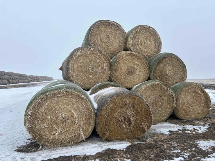 2025-john-deere-561m-image-9