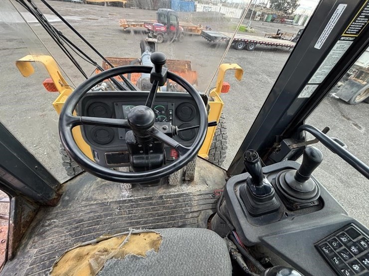 2005-deere-624j-image-35