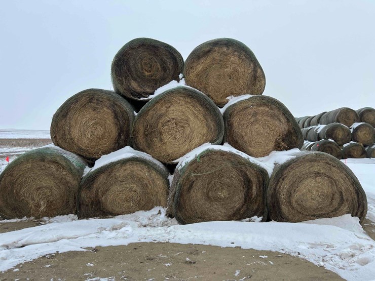 2024-john-deere-561m-image-4