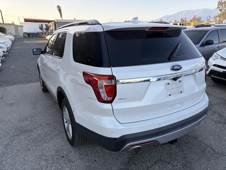 2016-ford-explorer-xlt-image-2