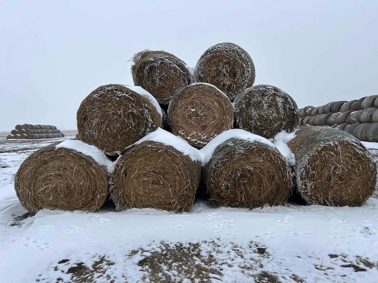 2025-john-deere-561m-image-2