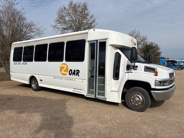 #38033-•-2006-chevrolet-32-passenger-starcraft-bus-image-2