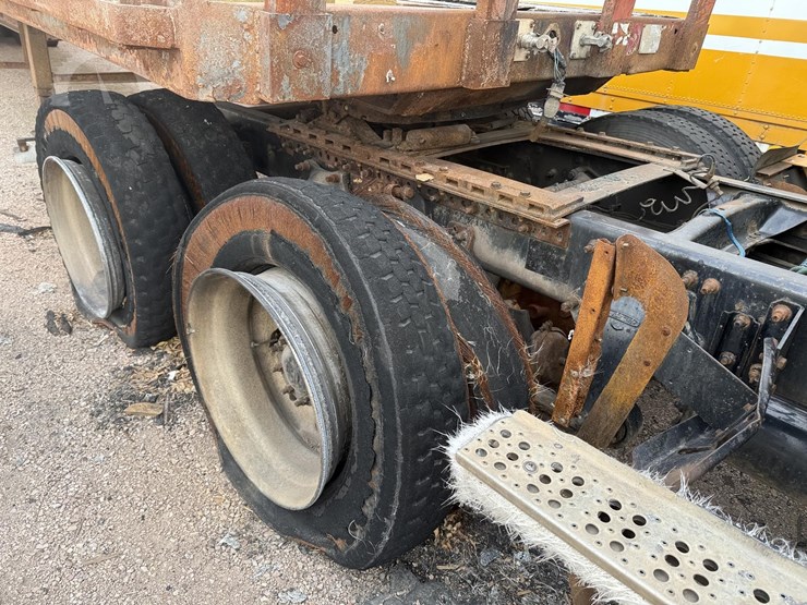 1988-freightliner-flc120-image-7