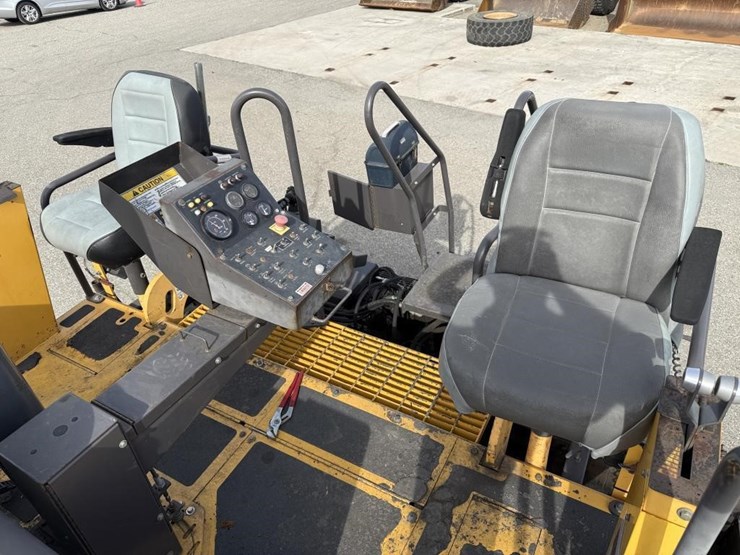 2016-volvo-blaw-knox-pf-4410b-asphalt-paver-image-17