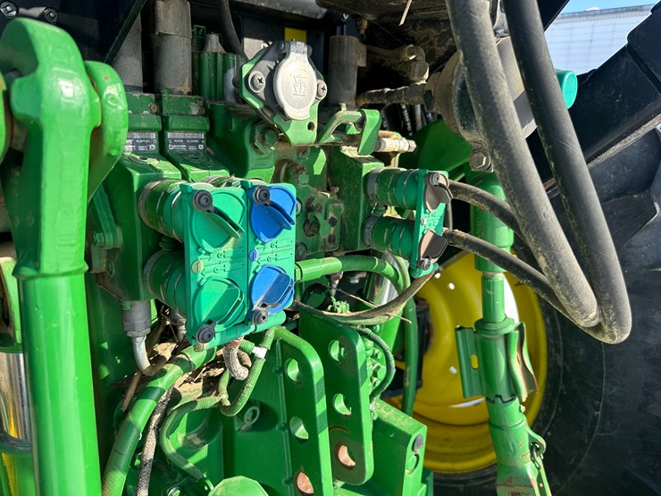 2014-john-deere-6105m-image-16