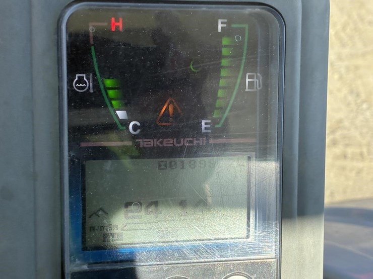 2016-takeuchi-tb240-image-24