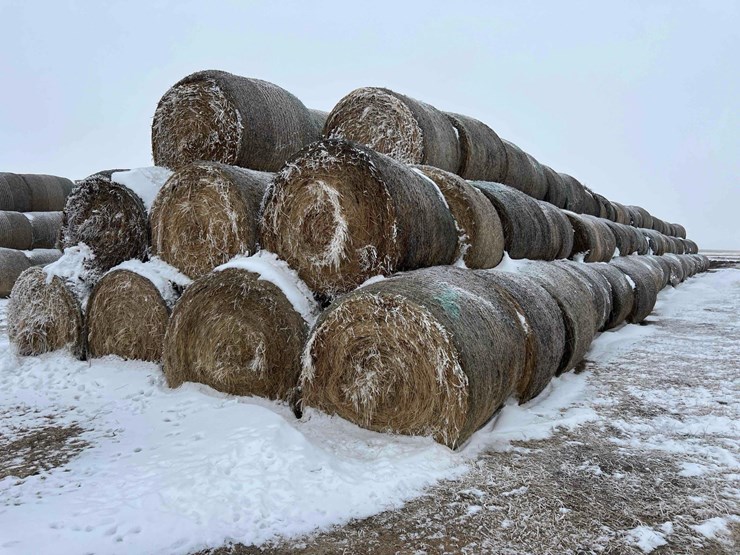 2025-john-deere-561m-image-3