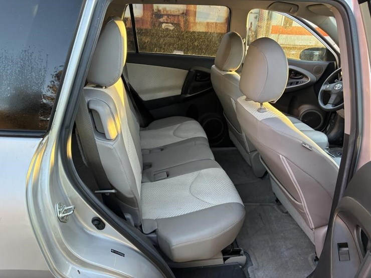 2014-toyota-rav4-image-10