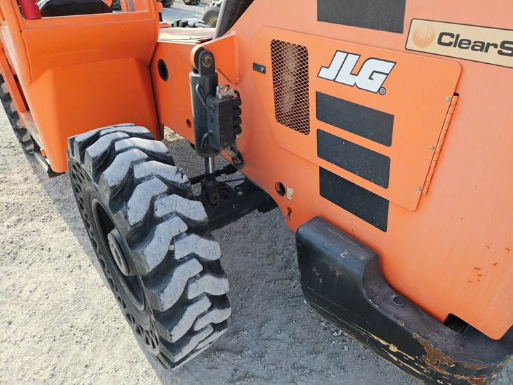 2017-jlg-8042-image-11