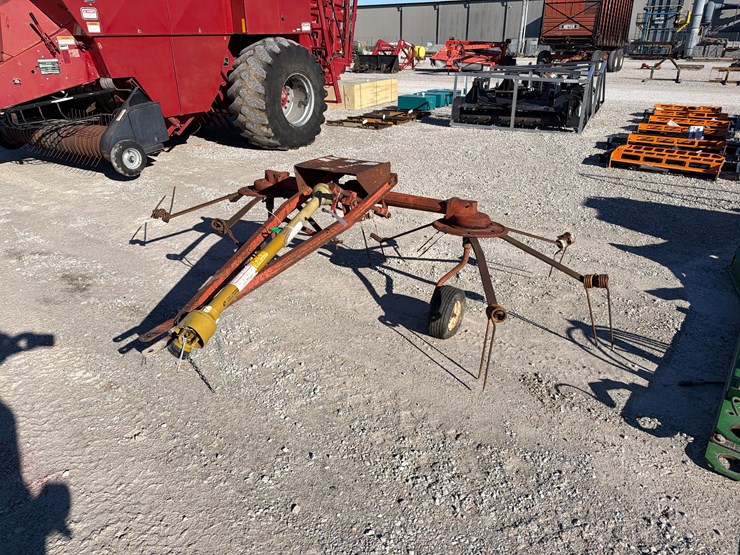 #210491-•-gehl-gt-310-tedder-image-4