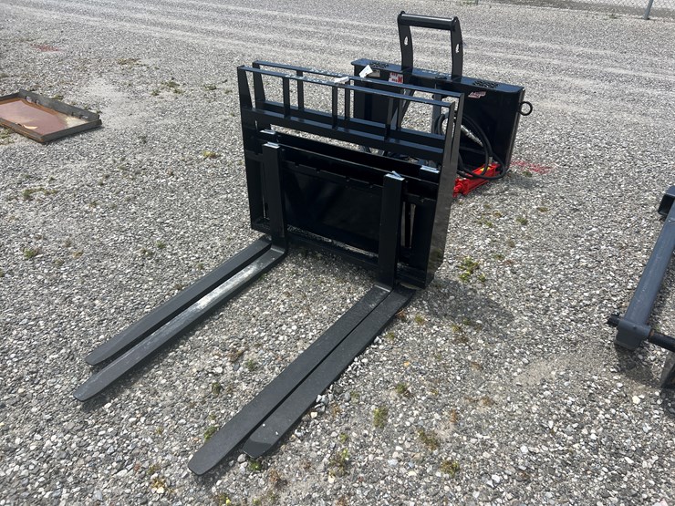 #202548-•-dingo-pallet-forks-image-1