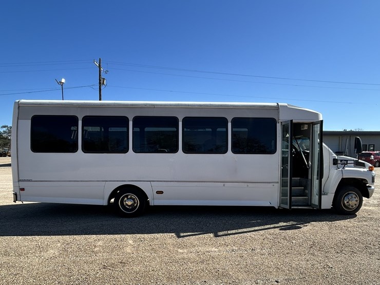 #38033-•-2006-chevrolet-32-passenger-starcraft-bus-image-7
