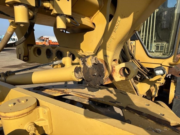 2005-caterpillar-143h-image-12