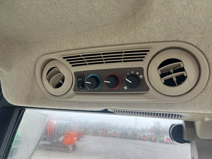 2015-john-deere-6120e-image-13