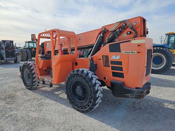 2017-jlg-8042-image-12