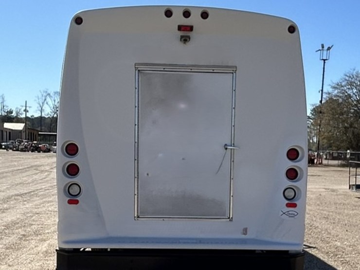 #38033-•-2006-chevrolet-32-passenger-starcraft-bus-image-5