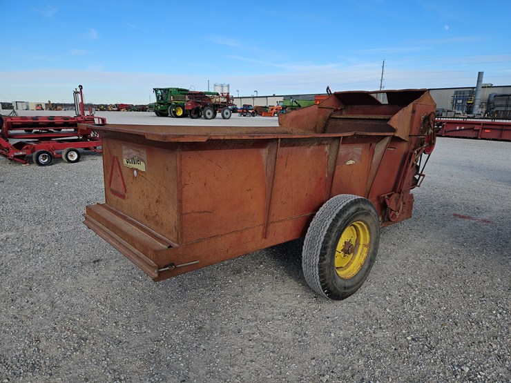 #205212-•-schuler-4x10-feed-wagon-image-6