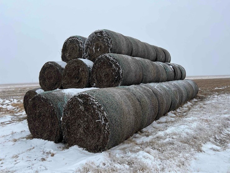 2025-john-deere-561m-image-3