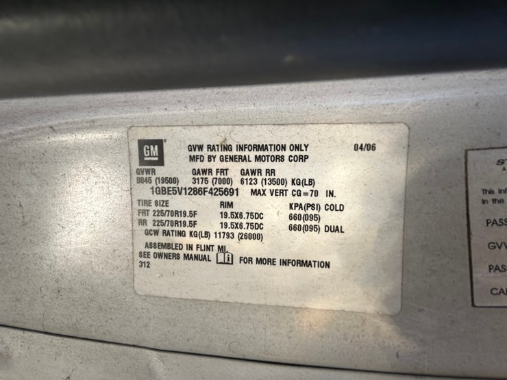 #38033-•-2006-chevrolet-32-passenger-starcraft-bus-image-14